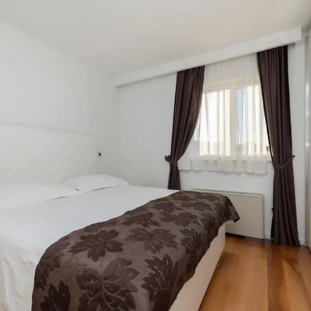 Luxury 3m アパート